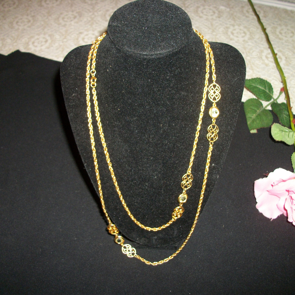 ROMANTIC PAST FRENCH GOLDTONE RETRO CRYSTAL NECKLACE